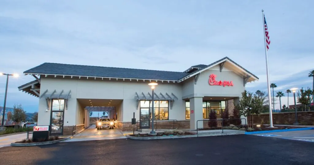 A Chick-fil-A Fla restaurant built using seismic codes and regulations. There is a flag pole to the right.
